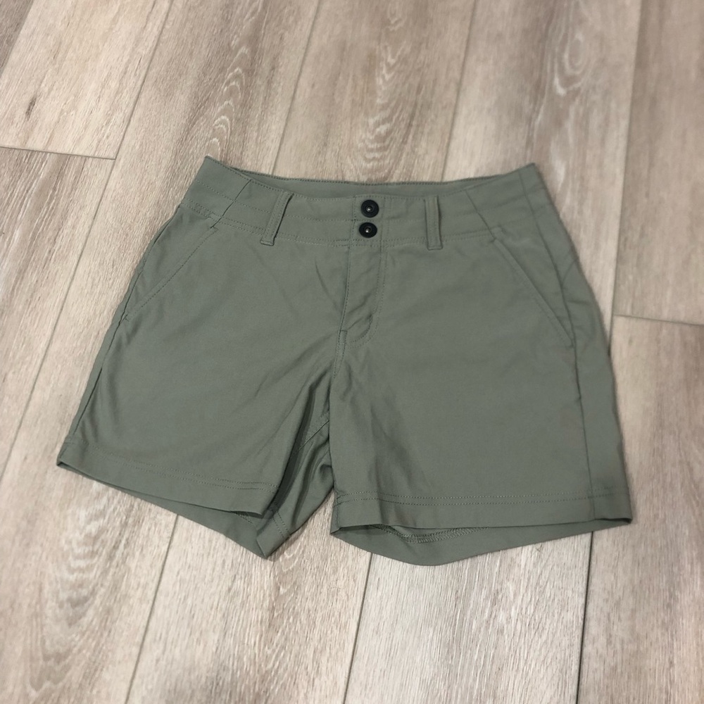 Chic Olive Green Buttoned in Shorts